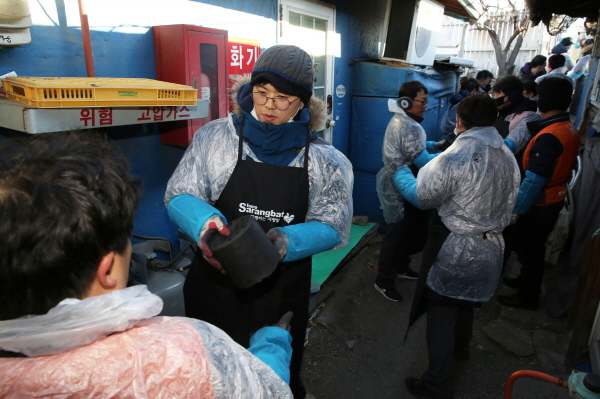 호반건설 봉사단인 ‘호반사랑나눔이’ 소속 임직원들이 8일 서울 송파구 장지동에서 연탄 나누기 봉사활동을 하고 있다. 