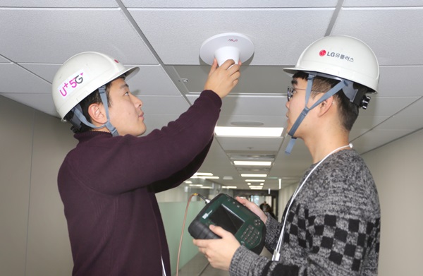 LG유플러스 직원들이 신축 건물에 5G 인빌딩 안테나를 설치하고 있다.<사진=LG유플러스>