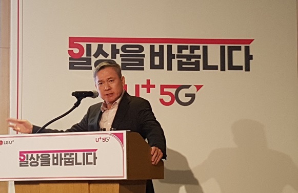 하현회 LG유플러스 부회장이 19일 서울 용산 사옥에서 열린 기자간담회에서 5G 핵심가치를 소개하고 있다.<사진=정유라 기자>