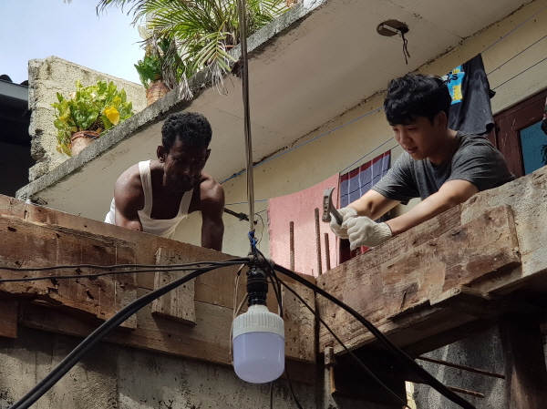 대한항공 사내봉사단원이 스리랑카 콜롬보에서 홍수로 파손된 주택을 보수하는 봉사활동을 하고 있다. 