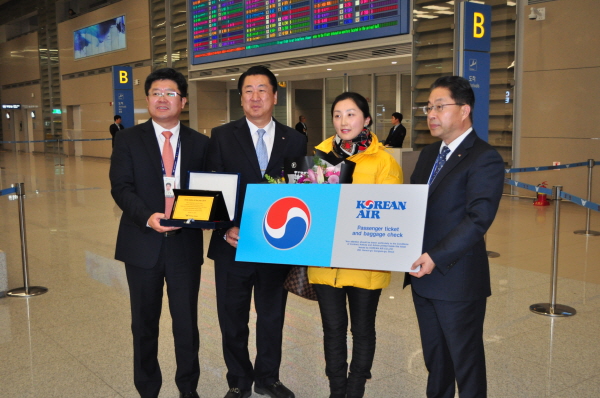 2019년 대한항공 첫 고객인 중국인 위페이(왼쪽에서 세 번째)씨와 대한항공 관계자들이 기념촬영을 하고 있다. 