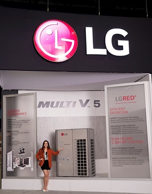 미국 조지아주 애틀란타에서 열리는 북미 최대 공조전시회 'AHR 엑스포 2019'에서 LG전자 모델이 '멀티브이 5세대(Multi V 5)' 제품을 소개하고 있다. <사진=LG전자>