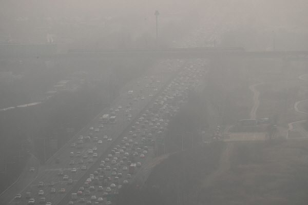 15일 미세먼지로 뒤덮힌 경기도 고양시 자유로에서 차량들이 달리고 있는 모습.<사진=연합>