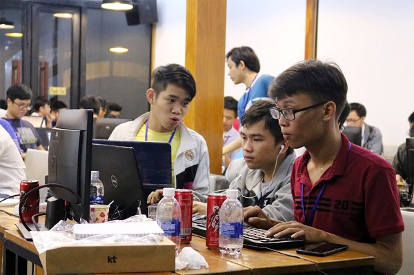 3해커톤에 참가한 베트남 엔지니어들이 프로그램 개발에 열중하고 있다.<사진=KT>