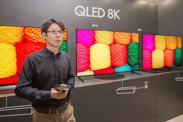 8일 경기도 수원에 위치한 삼성디지털시티에서 삼성전자 연구원이 QLED 8K TV 화질에 대해 설명하고있다. <사진=삼성전자>