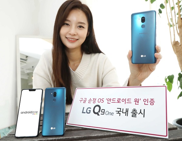 LG전자 모델이 12일 국내에 출시된 실속형 스마트폰 ‘LG Q9 one’을 소개하고 있다. <사진=LG전자>