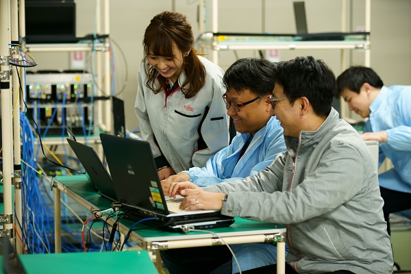 일본 신가와사키에 위치한 후지쯔 연구소에서 KT, 후지쯔, 솔리드 연구원들이 5G 프론트홀 연동 테스트를 하고 있다.<사진=KT>