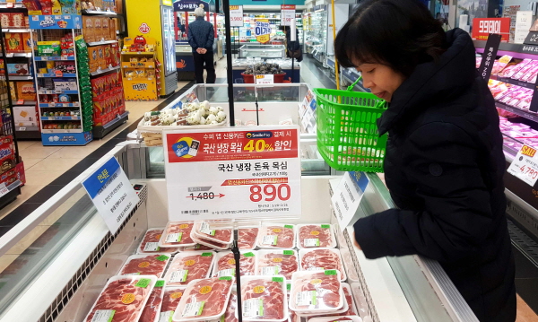 한 고객이 GS수퍼마켓에서 삼겹살을 살펴보고 있다. 