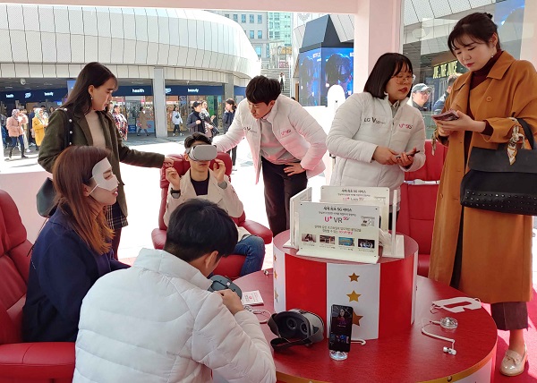 LG유플러스가 서울 코엑스 밀레니엄 광장에 마련한 체험존에서 방문객들이 5G 스마트폰을 체험하고있다. <사진=LG유플러스>
