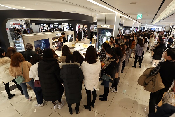 지난달 20일 신세계면세점 본점 연작 매장에서 중국 고객들이 제품을 구매하기 위해 줄을 서 있다. <사진=신세계인터내셔날>