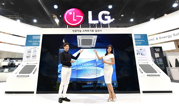 LG전자 모델들이 듀얼베인을 적용한 인공지능 스마트기류 실내기를 소개하고있다. <사진=LG전자>