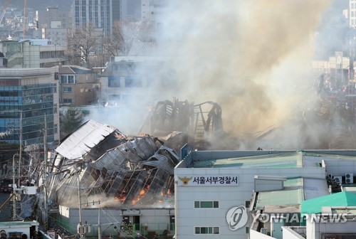  13일 서울 은평구 대조동 홍제역 해링턴플레이스 견본주택이 화재로 인한 연기에 휩싸여 있다. <사진=연합뉴스>