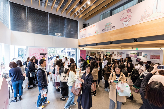 오는 24일까지 운영하는 일본 최대 서점 츠타야 다이칸야마 티사이트에 오픈한 카카오프렌즈 팝업스토어에 방문객들이 몰려있다. <사진=카카오IX>