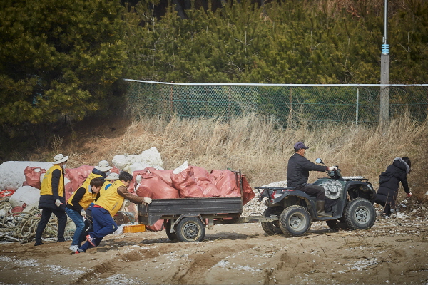 Sh수협은행 소속 Sh사랑海봉사단 단원들이 인천 무의도를 찾아 해안쓰레기 약 60여톤을 수거했다.<사진=Sh수협은행>
