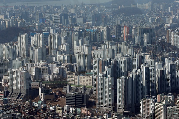 올해 서울 아파트 공동주택 공시가격이 발표됐다. 전국 공동주택 공시가격은 전년 대비 5.32% 인상됐다. 서울지역의 공시가격 변동률은 14.17%로 12년 만에 최대치다. 사진은 서울시내 아파트 전경. <사진=연합뉴스>