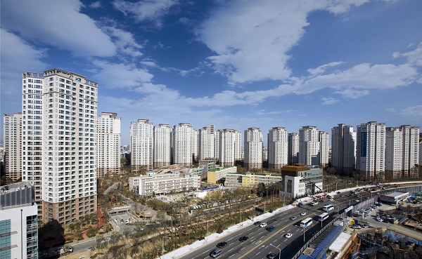 올해 전국 공동주택 공시가격이 5.32% 오른 가운데 서울 고가아파트의 경우 20%이상 공시지가가 상승했다. 서울 반포자이아파트의 경우 전용면적 132㎡의 경우 공시지가가 24.5%, 보유세가  44.8%올랐다. 사진은 서울시 서초구 반포자이아파트 전경. <사진=GS건설>