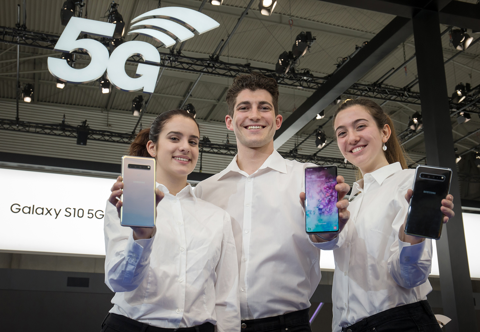 지난 2월 스페인 바르셀로나에서 개최된 'MWC 2019'에서 삼성전자 모델들이 '갤럭시 S10 5G' 제품을 소개하고 있다.<사진=삼성전자>