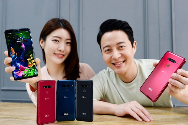 LG전자 모델들이 신형 스마트폰 'LG G8 ThinQ'를 소개하고 있다. <사진=LG전자>