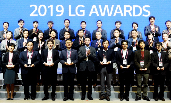 구광모 LG그룹 회장(앞줄 왼쪽에서 다섯 번째)이 21일 오후 서울 강서구 마곡LG사이언스파크에서 열린 ‘LG 어워즈’에서 수상자들과 기념촬영을 하고 있다. 