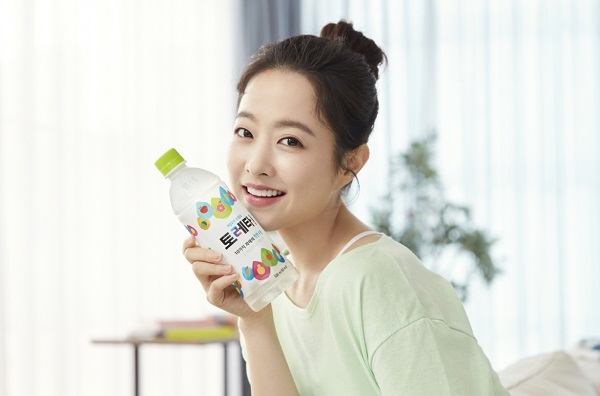 코카콜라가 배우 박보영과 새롭게 선보이는 '토레타' 광고 이미지. <사진=코카콜라>