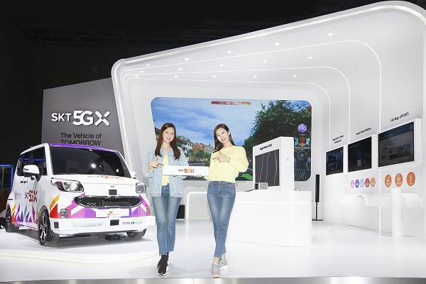 SK텔레콤 모델들이 2019 서울모터쇼 전시관 앞에서 포즈를 취하고 있다.<사진=SK텔레콤>