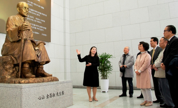 LG하우시스의 개보수 지원으로 재개관한 심산 김창숙 기념관을 찾은 방문객들이 전시실을 관람하고 있다. 