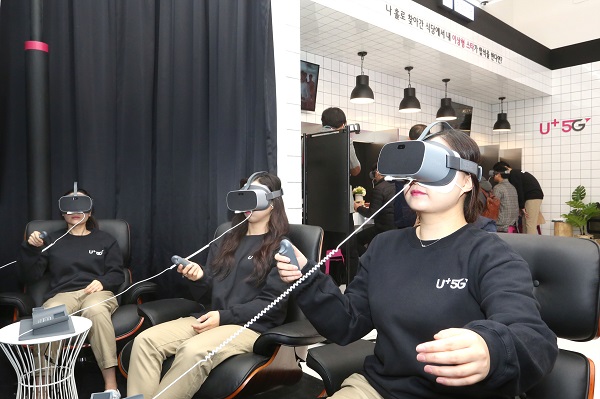 1일 LG유플러스가 서울 서초대로에 위치한 대원빌딩에 오픈한 5G 팝업스토어‘일상로5G길’에서 LG유플러스 직원들이 VR콘텐츠를 체험하고 있다. <사진=LG유플러스>