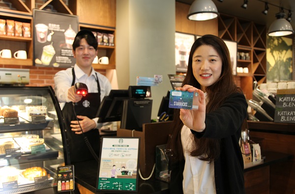 스타벅스 관계자들이 현금 없는 매장을 홍보하기 위해 카드를 들고 사진을 찍고 있다. <사진=스타벅스커피코리아>