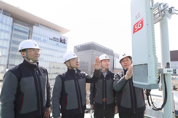 황창규 KT 회장(왼쪽에서 두 번째)과 네트워크부문 임직원들이 5G 네트워크 구축현장을 점검하고 있다.<사진=KT>