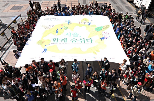 5일 아모레퍼시픽은 식목일을 기념해 서울 소재 15개 기업, 2개 대학 임직원 300여 명과 함께 연합 봉사활동 ‘서울, 함께 숨쉬다’를 진행했다. <사진=아모레퍼시픽>