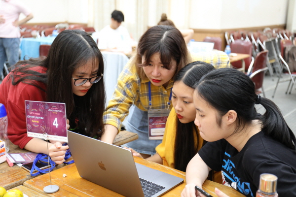 7일 베트남 수도 하노이에서 열린 롯데컬처웍스 사회공헌프로그램 ‘해피앤딩 영화제작교실’에 참가한 베트남 학생들이 영화 제작 실습을 하고 있다. 
