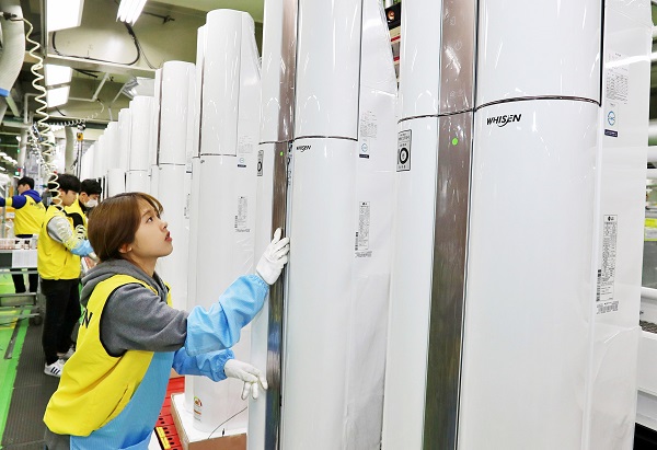 LG전자 직원들이 경남 창원사업장에서 휘센 씽큐 에어컨을 생산하고 있다.<사진=LG전자>