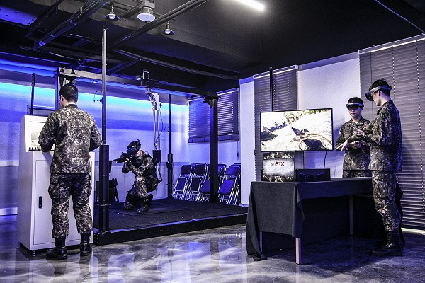 육사 생도가 VR 기기를 착용하고 가상공간에서 전술훈련을 받고 있다.<사진=SK텔레콤>