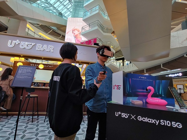 LG유플러스가 서울 여의도 IFC몰에 마련한 'U+5G 체험존'에서 관람객이 VR콘텐츠를 체험하고 있다.<사진=LG유플러스>