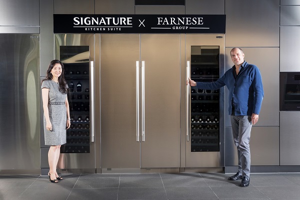 싱가포르 와인마스터 지니 조 리(왼쪽)와 다비데 바끼오띠 파네세의 총괄 디렉터가 LG전자의 컬럼형 와인셀러 앞에서 기념사진을 촬영하고 있다.<사진=LG전자>