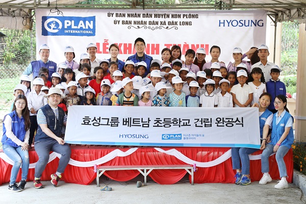 23일 베트남 초등학교 리모델링 준공식에서 효성  임직원과 현지 아이들이 기념촬영을 하고 있다. <사진=효성>