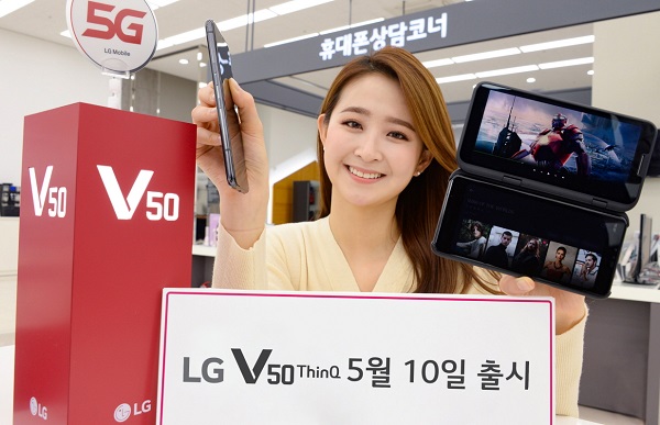 LG전자 모델이 10일 출시한 'V50 ThinQ'를 소개하고 있다.<사진=LG전자>