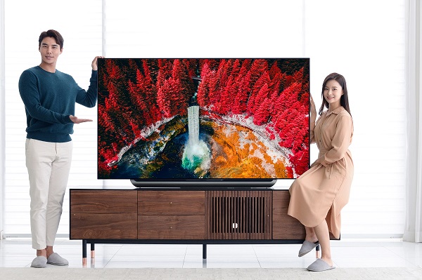 LG전자 모델들이 2019년형 LG 올레드 TV AI 씽큐 신제품(모델명: 77C9)을 소개하고 있다.<사진=LG전자>