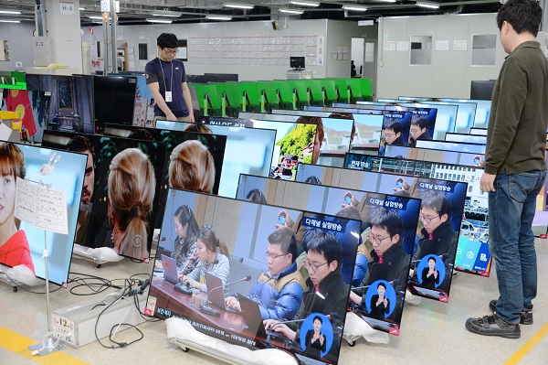 LG전자 직원들이 구미사업장 A3공장에 위치한 신뢰성검사실에서 올레드 TV를 검사하고 있다.<사진=LG전자>