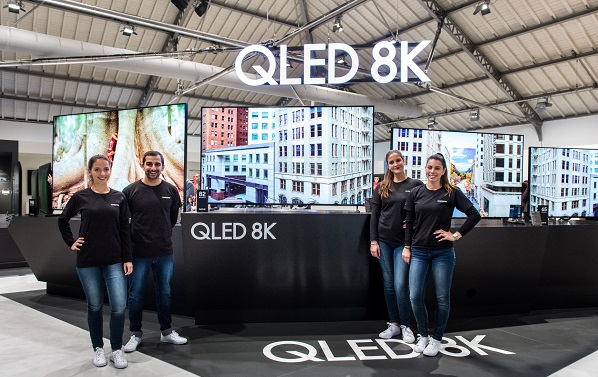 삼성전자 모델들이 지난 2월 유럽 포르투갈에서 진행된 '삼성포럼 유럽 2019' 행사에서 2019년형 QLED 8K TV 라인업을 소개하고 있다.<사진=삼성전자>
