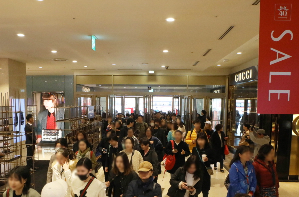 지난 3월 29일 서울 중구 소공동 롯데백화점 본점이 고객들로 붐비고 있다. <사진=롯데쇼핑>