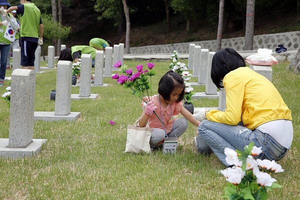 18일 현대엔지니어링 임직원 및 가족들이 서울 동작구 국립서울현충원에서 묘역순례와 정화활동을 펼치고 있다. <사진=현대엔지니어링>