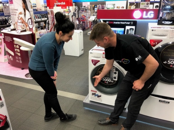 체코의 한 가전매장에서 LG전자 직원이 고객에게 콘덴서 자동세척시스템을 소개하고 있다.<사진=LG전자>