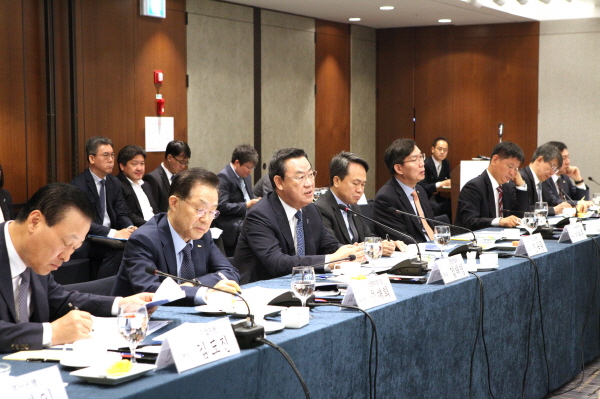 김태영 은행연합회장(왼쪽에서 세 번째)을 비롯한 신남방특위 금융권 간담회에 참석한 관계자들이 한·아시아 금융협력센터 설립방안에 대해 논의하고 있다. <사진=은행연합회>