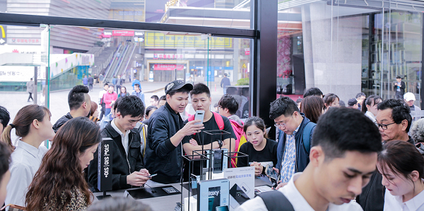 중국 션전시에 마련된 '갤럭시 S10' 체험관에서 중국 소비자들이 제품을 체험해보고 있다.<사진=중국 제1핸드폰연구원(第一手机界研究院)>