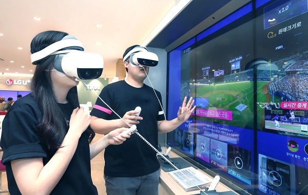 LG유플러스가 마련한‘U+5G 리얼체험존’에서 방문객들이 VR 콘텐츠를 체험하고 있다.<사진=LG유플러스>