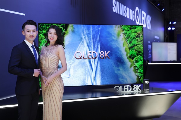 삼성전자 모델들이 2019년형 'QLED 8K TV' 앞에서 포즈를 취하고 있다.<사진=삼성전자>