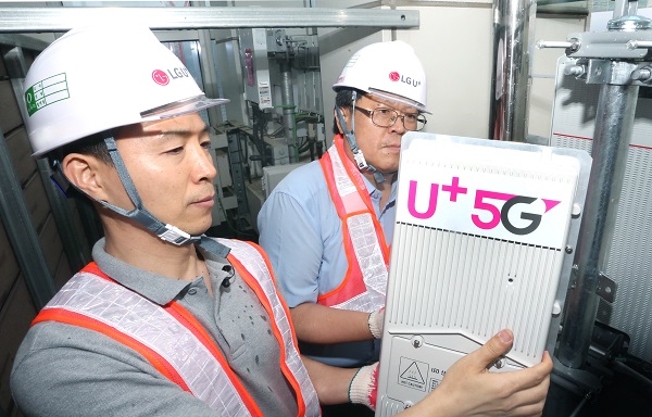 LG유플러스 직원들이 5G 기지국 장비와 정류기를 설치하고 있다.<사진=LG유플러스>