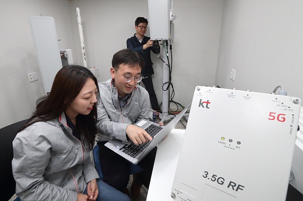 KT 연구원들이 3.5GHz 주파수대역 '5G RF 중계기' 테스트를 진행하고 있다.<사진=KT>
