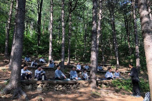 지난달 22일 강원도 홍천에서 진행된 직급별 명상 프로그램에 참여한 라이나생명 임직원들이 휴식을 위한 숲 속 명상을 하고 있다.<사진=라이나생명>